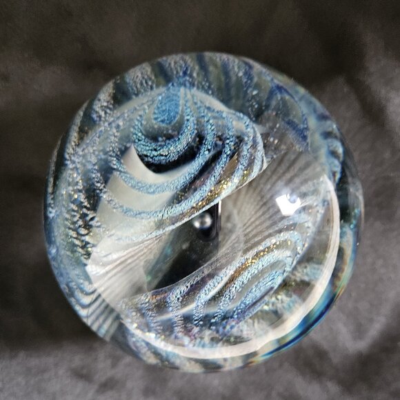 ROBERT EICKHOLT Signed 1983 Art GLASS Paperweight Blue Iridescent. - Picture 3 of 15